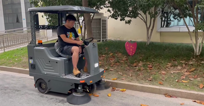 日常該如何保養駕駛式掃地機 日常該如何保養駕駛式掃地機