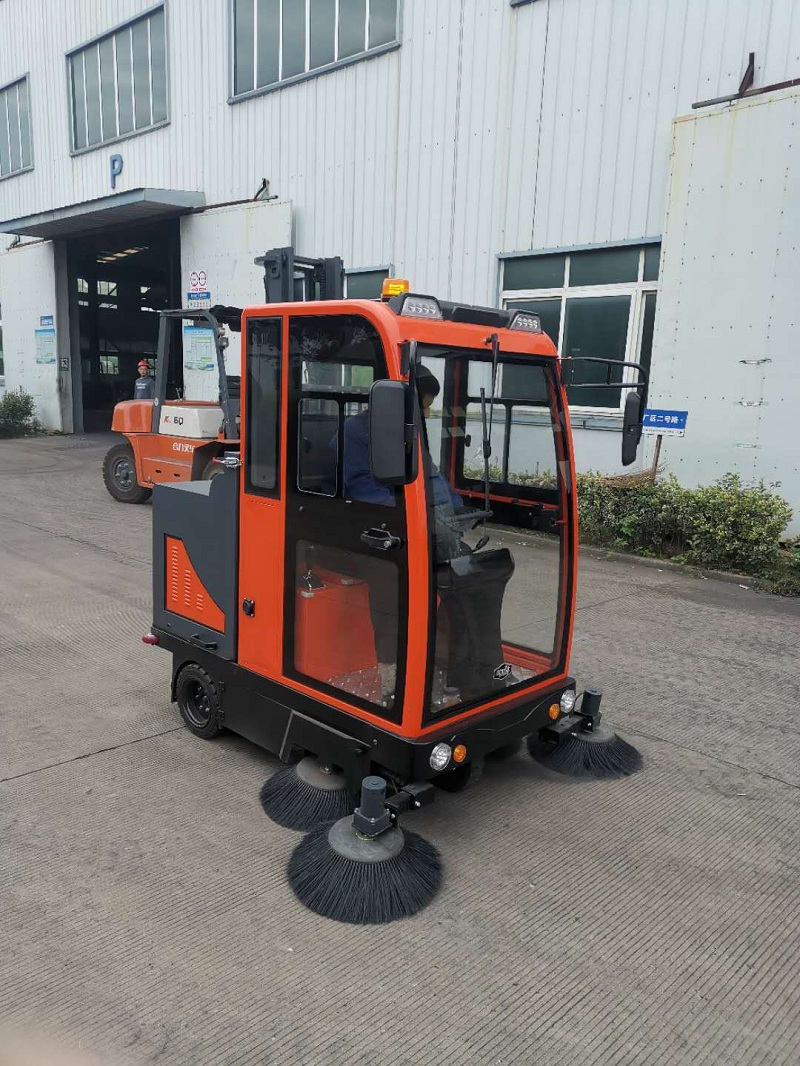 駕駛式掃地機使用說明 駕駛式掃地機使用說明