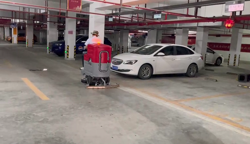 大型廣場(chǎng)為什么用洗地機(jī)？